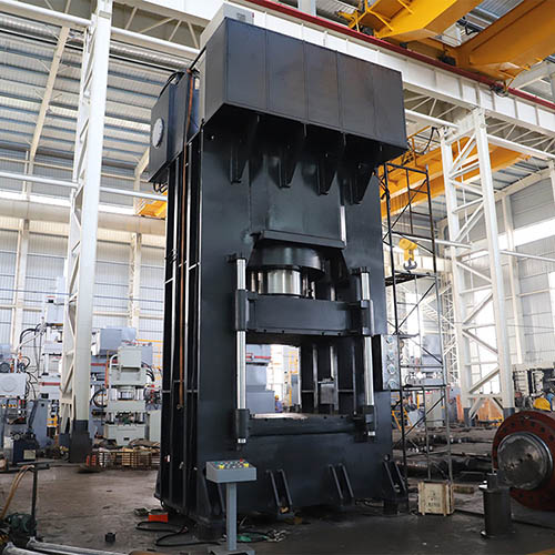 1800噸龍(long)門框架(jia)式液壓(ya)機-木屑(xie)托盤壓(ya)制設備(bei)