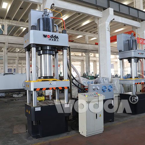 315噸三梁(liang)四柱液(ye)壓機(四(si)柱油壓(ya)機)