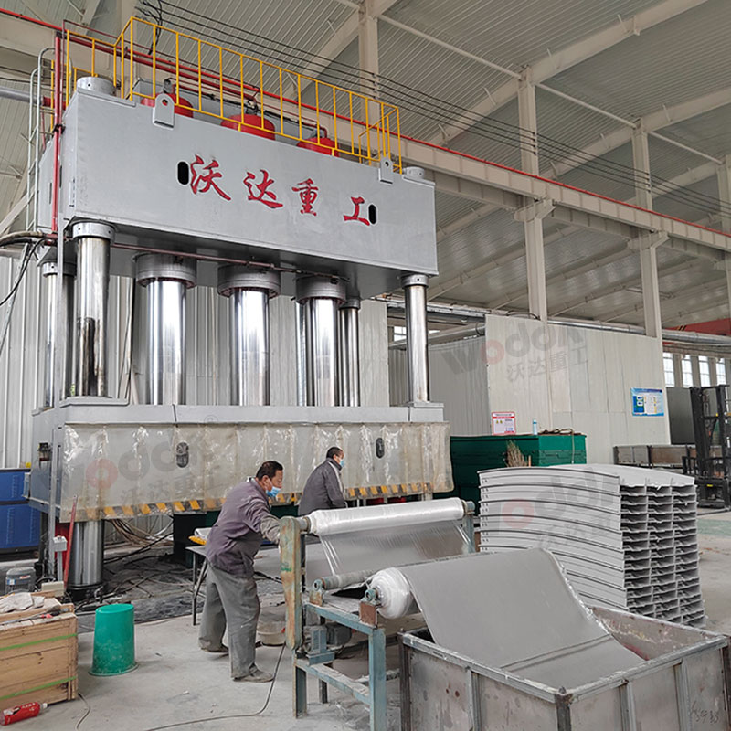 2000噸SMC玻(bo)璃鋼(gang)電纜(lan)橋架(jia)成型(xing)液壓(ya)機