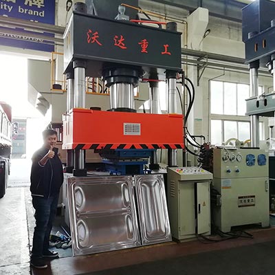 不(bu)鏽鋼水(shui)箱闆拉(la)伸液壓(ya)機_400噸拉(la)伸機