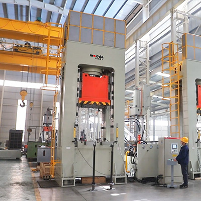 630噸(dun)龍門/框(kuang)架式液(ye)壓機