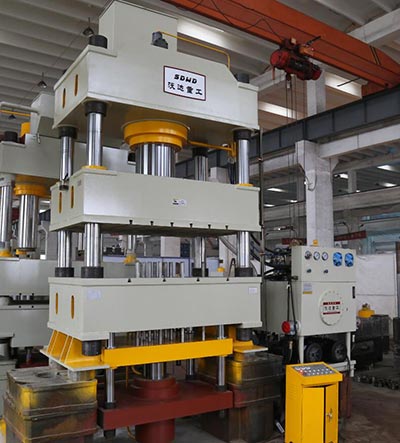 630噸(dun)不鏽鋼水(shui)槽拉伸成(cheng)型液壓機(ji)_液壓機價(jia)格